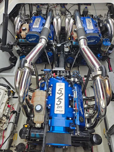  Yacht Photos Pics Twin Mercury 525 EFI engines in a 2004 Fountain 47 Lightning boat.
