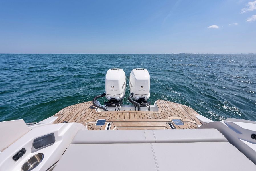 2023 Sea Ray SLX 350 OB