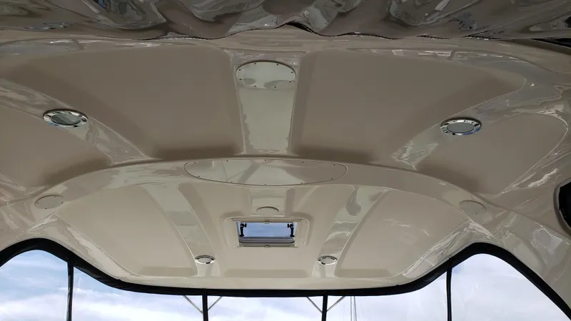 Pacific Dancer Yacht Photos Pics 2004 Sea Ray 550 Sundancer boat ceiling with recessed lighting and hatch.