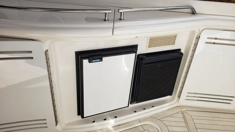 Pacific Dancer Yacht Photos Pics 2004 Sea Ray 550 Sundancer yacht deck with built-in storage compartments.