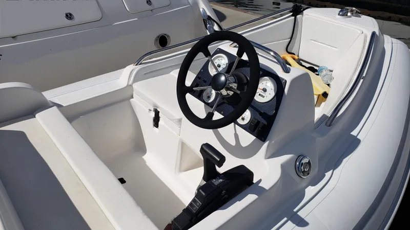 Pacific Dancer Yacht Photos Pics 2004 Sea Ray 550 Sundancer helm with steering wheel and instrument panel.