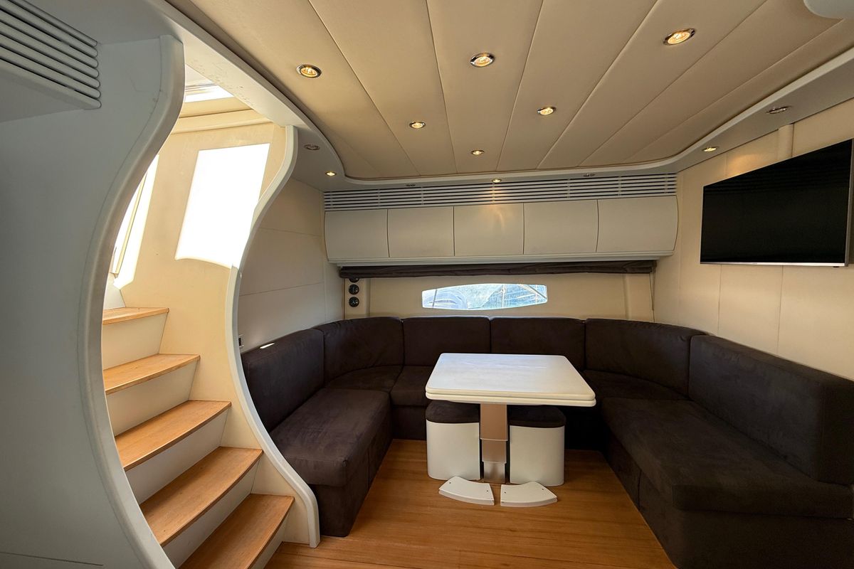 2001 Pershing 64 