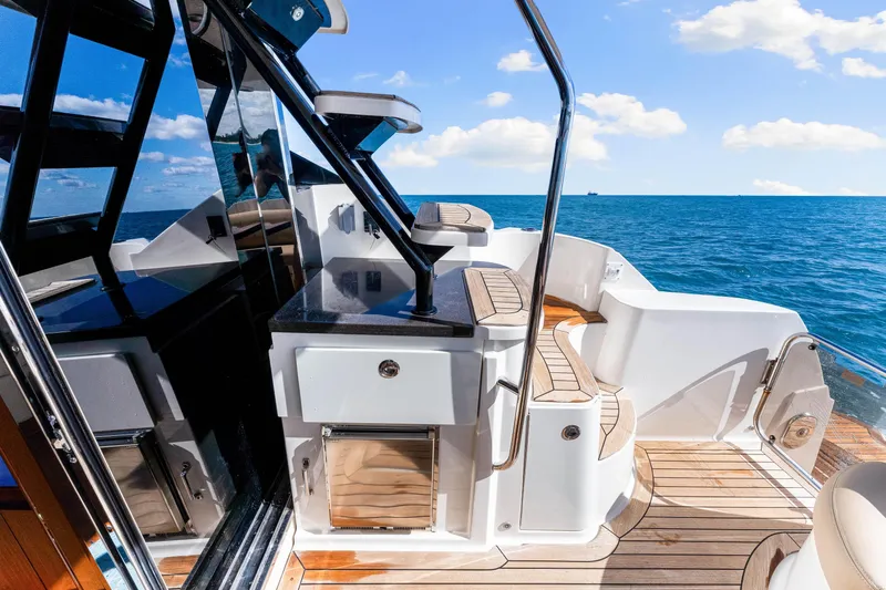 Kokomo Yacht Photos Pics 2016 Sea Ray 510 Fly yacht deck with ocean view, featuring sleek design and modern amenities.