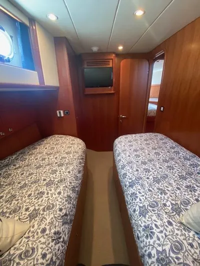"conumdrum" Yacht Photos Pics Twin bed cabin in 2007 Regency Yachts 670 Pilothouse.