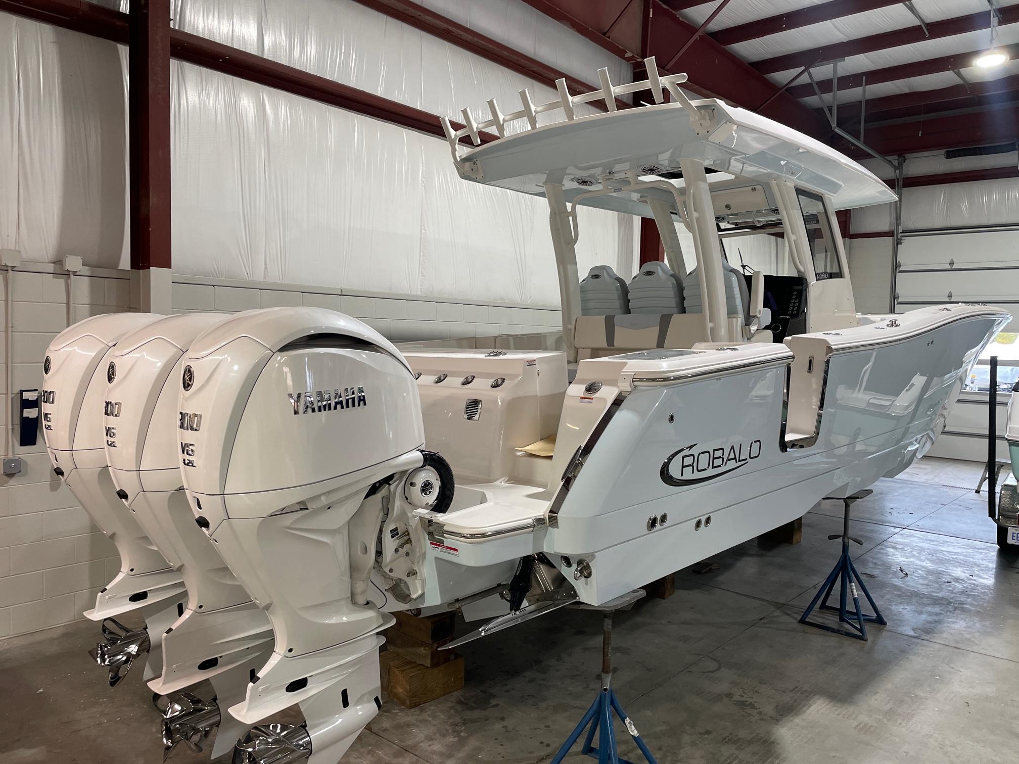 Robalo R360 Center Console