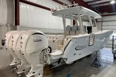 Robalo R360 Center Console