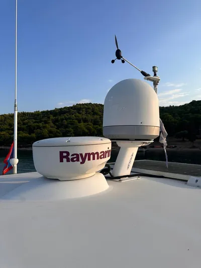 Three Wishes Yacht Photos Pics Radar equipment on a 2000 Bertram 36 SF boat with Raymarine technology.