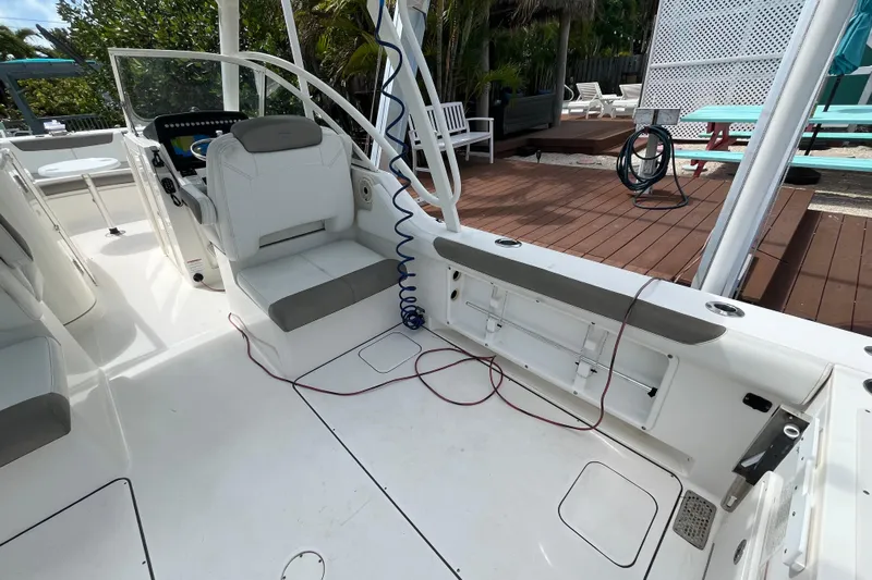  Yacht Photos Pics 2020 World Cat 296 DC boat interior with seating and deck view.