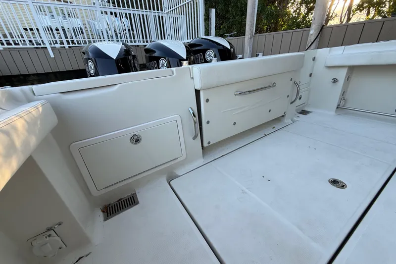  Yacht Photos Pics 2015 Hydra-Sports 3400 CC boat deck with Yamaha outboard motors.