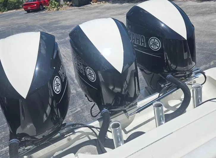  Yacht Photos Pics Three Yamaha outboard motors on a 2015 Hydra-Sports 3400 Center Console boat.