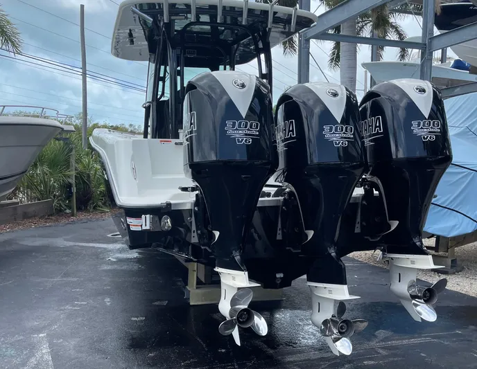  Yacht Photos Pics 2015 Hydra-Sports 3400 Center Console with triple Yamaha 300 V6 outboard engines.