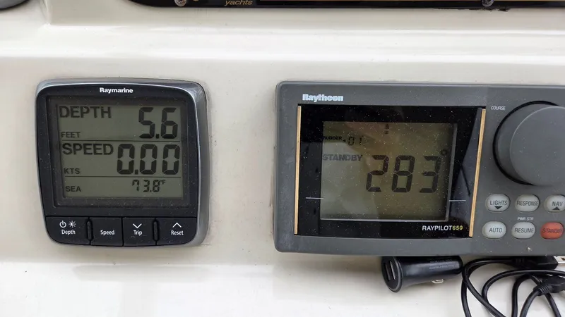 Always Friday Yacht Photos Pics Instrument panel of 2000 Cruisers Yachts 4450 Express Motoryacht.