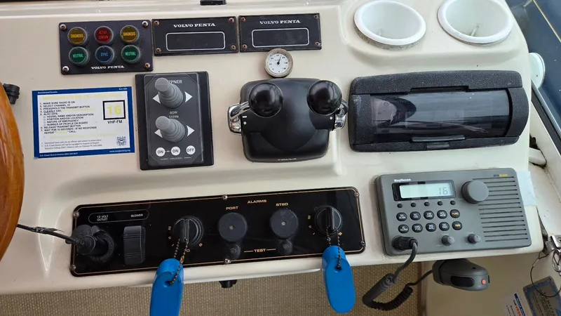 Always Friday Yacht Photos Pics Control panel of 2000 Cruisers Yachts 4450 Express Motoryacht.