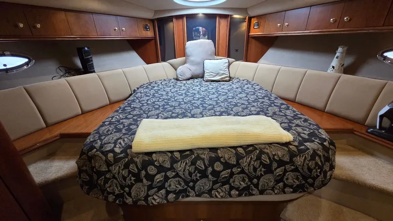 Always Friday Yacht Photos Pics Luxurious cabin of the 2000 Cruisers Yachts 4450 Express Motoryacht.