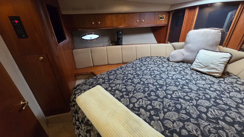 Always Friday Yacht Photos Pics Luxurious cabin of the 2000 Cruisers Yachts 4450 Express Motoryacht.