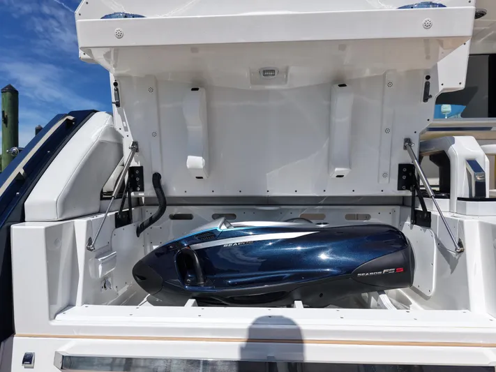 The Legacy Yacht Photos Pics 2022 Formula 500 SSC yacht with a sleek, modern design and integrated storage compartment.