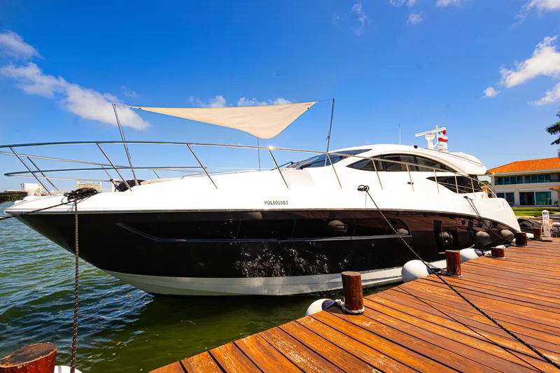 2018 Sea Ray L590 @ Cancun Yacht Photos Pics 2018 Sea Ray L590 yacht docked under clear blue sky.