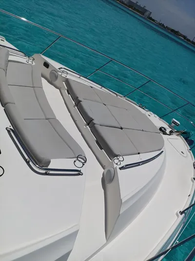 2018 Sea Ray L590 @ Cancun Yacht Photos Pics Luxurious 2018 Sea Ray L590 yacht with sun loungers on turquoise water.