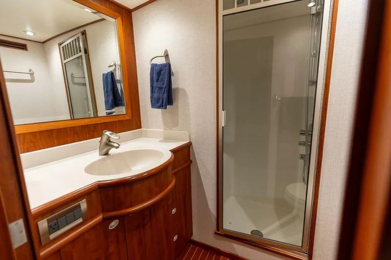  Yacht Photos Pics 2006 Jim Smith 68 Convertible- Master Stateroom Head