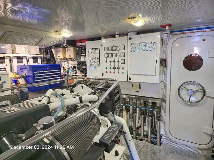 Anndrianna Yacht Photos Pics Engine Room 2
