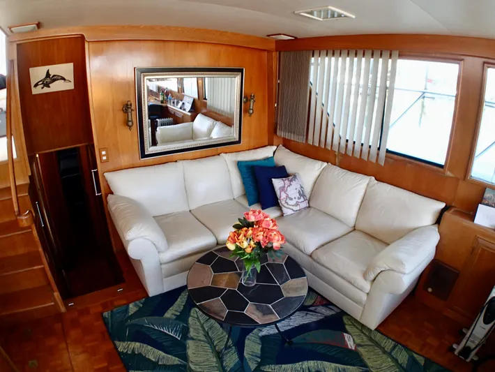 Mokulani Yacht Photos Pics Lower Salon