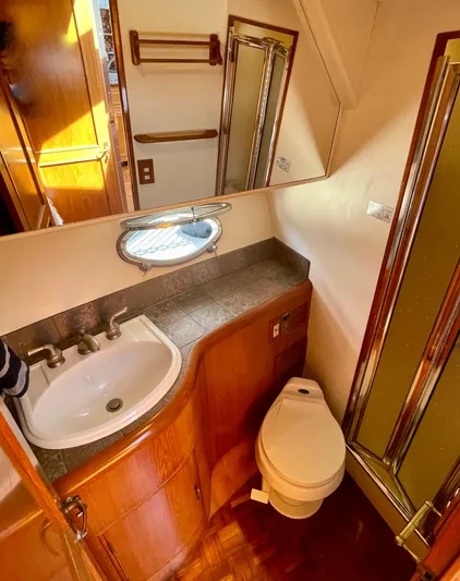 Mokulani Yacht Photos Pics Guest Head II