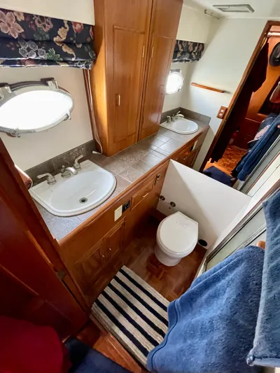 Mokulani Yacht Photos Pics Master Head