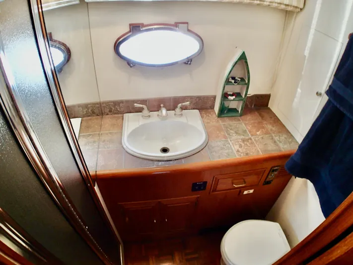 Mokulani Yacht Photos Pics Guest Head