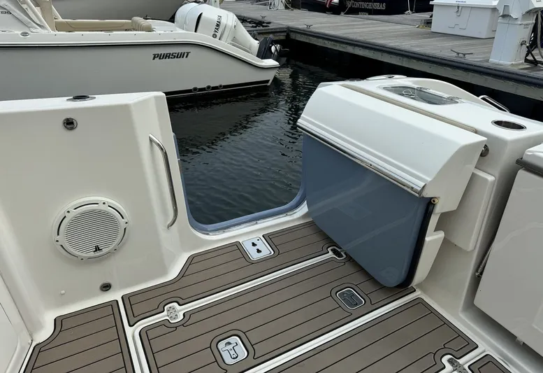  Yacht Photos Pics 2019 PURSUIT 365 DC - Image 28