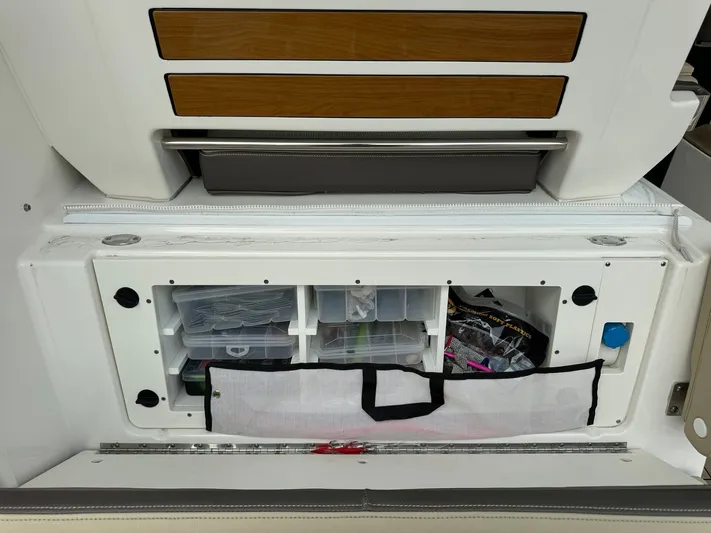  Yacht Photos Pics 2019 PURSUIT 365 DC - Image 25