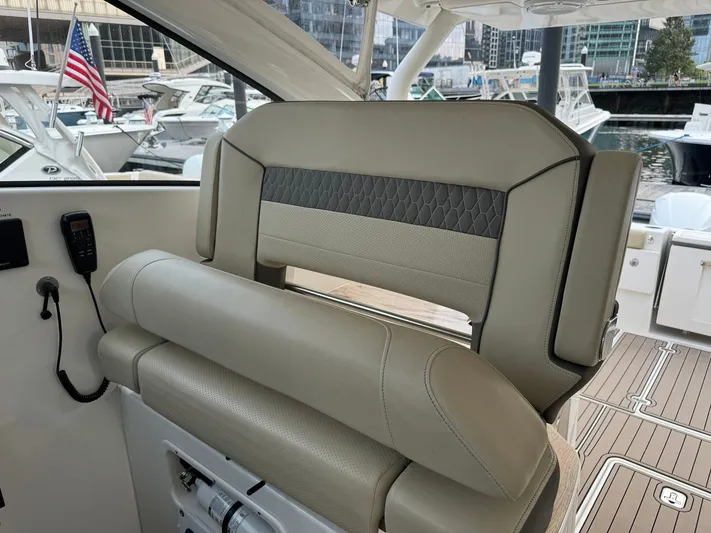  Yacht Photos Pics 2019 PURSUIT 365 DC - Image 21