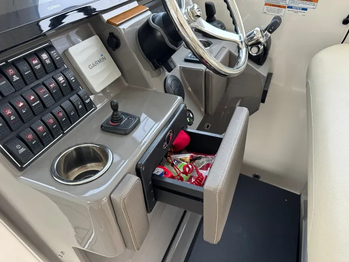  Yacht Photos Pics 2019 PURSUIT 365 DC - Image 13