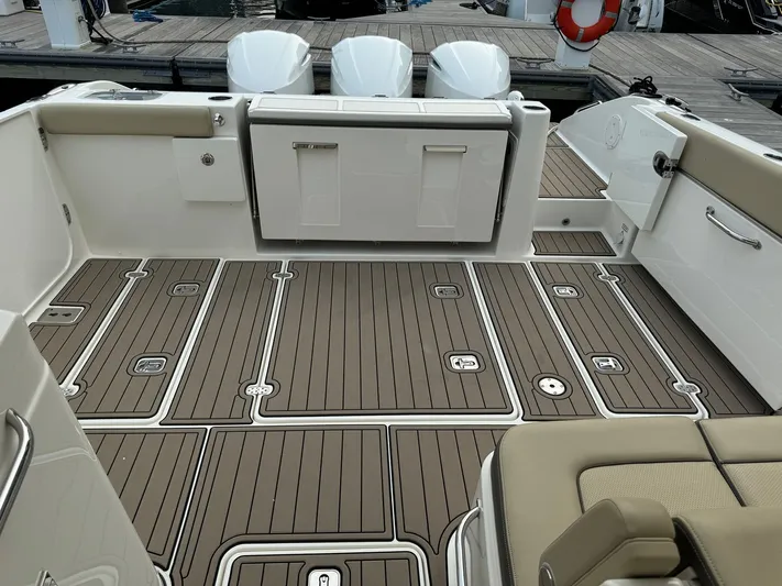  Yacht Photos Pics 2019 PURSUIT 365 DC - Image 30