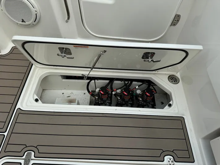  Yacht Photos Pics 2019 PURSUIT 365 DC - Image 40