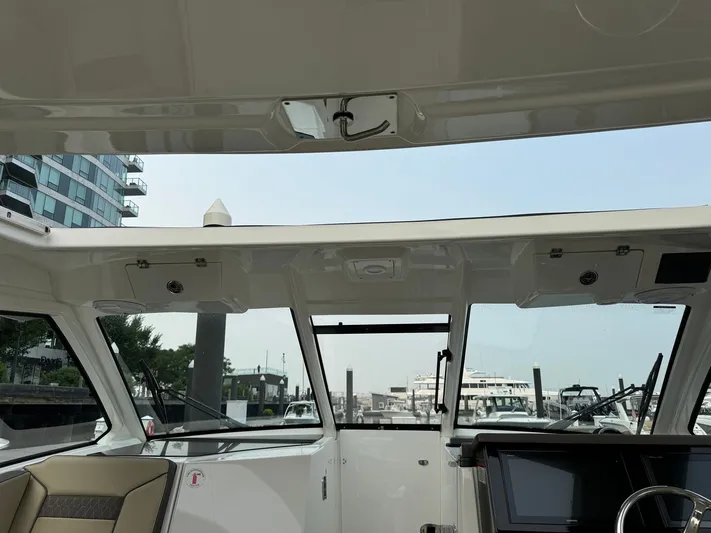  Yacht Photos Pics 2019 PURSUIT 365 DC - Image 10