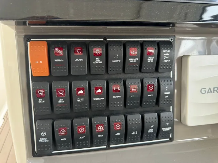  Yacht Photos Pics 2019 PURSUIT 365 DC - Image 16