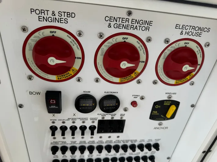  Yacht Photos Pics 2019 PURSUIT 365 DC - Image 39