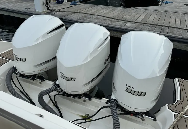  Yacht Photos Pics 2019 PURSUIT 365 DC - Image 44