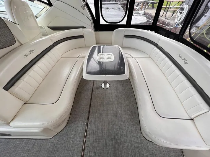 Cayetana Yacht Photos Pics 2004 Sea Ray 390 Sundancer interior with white leather seating and central table.