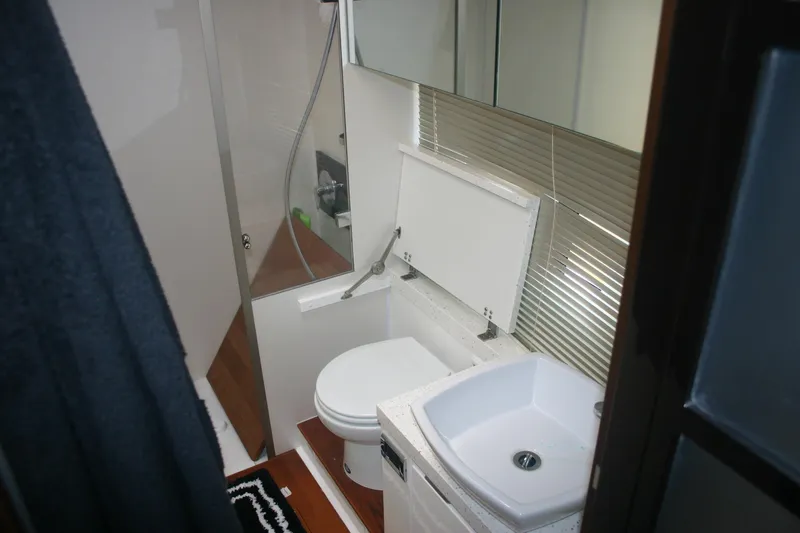 Laissez-faire Yacht Photos Pics Master Head