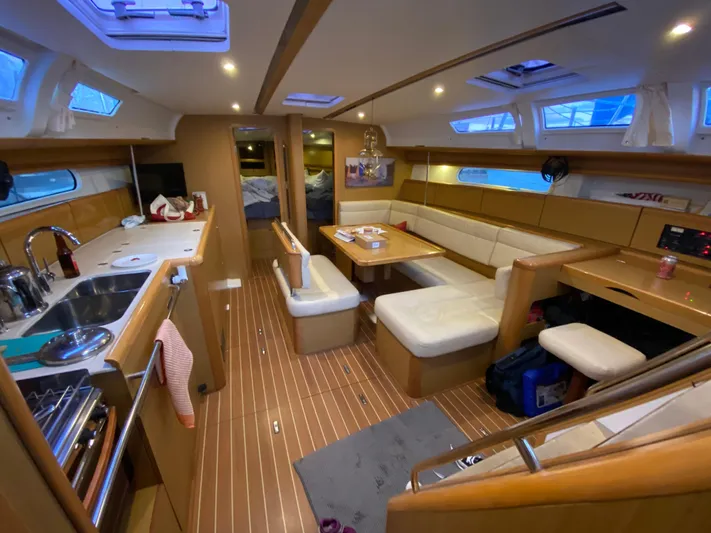 Flyer Yacht Photos Pics Interior of a 2010 Jeanneau Sun Odyssey 44i yacht.
