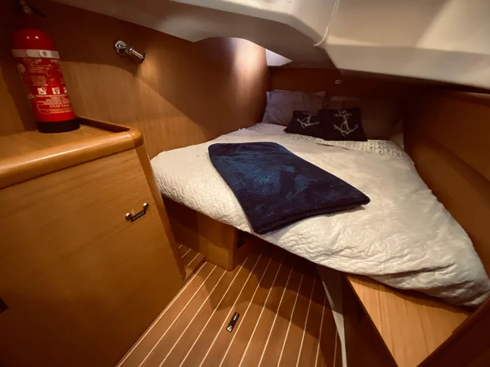 Flyer Yacht Photos Pics Interior of Jeanneau Sun Odyssey 44i, 2010, featuring cozy bed.