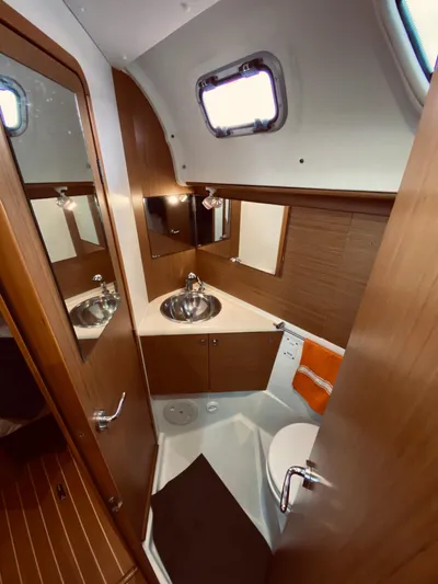 Flyer Yacht Photos Pics Interior view of Jeanneau Sun Odyssey 44i 2010 bathroom.