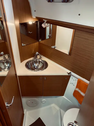 Flyer Yacht Photos Pics Bathroom of Jeanneau Sun Odyssey 44i yacht, year 2010.