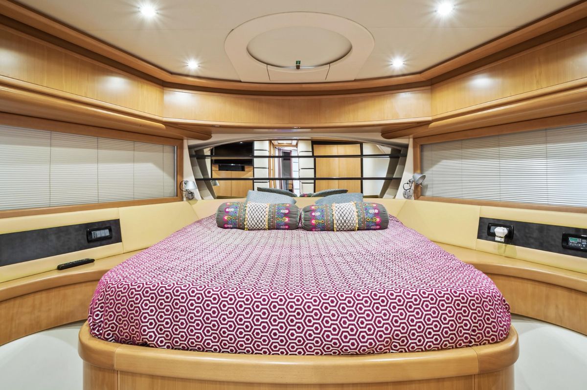2005 Pershing 77 