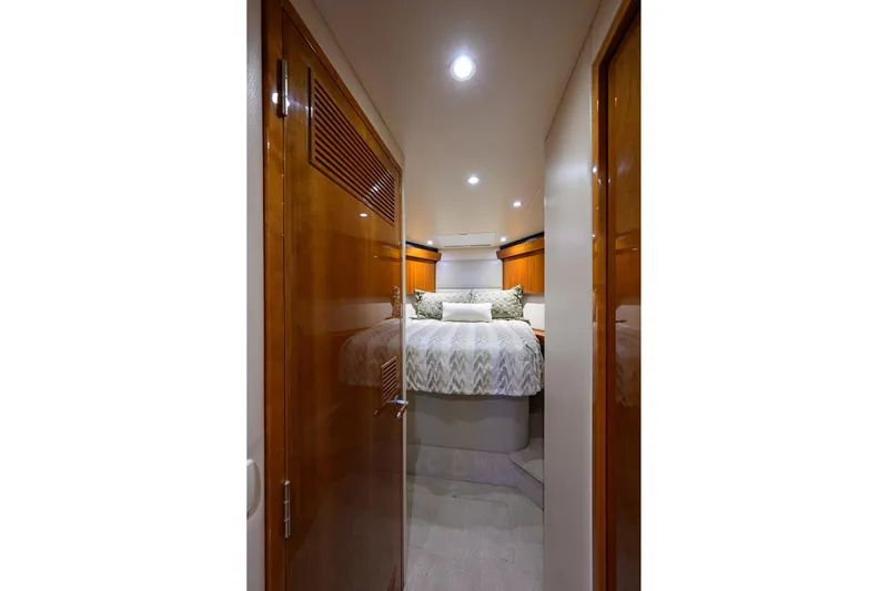 Sea Nyle Yacht Photos Pics Hatteras 54 Sea Nyle - Bow Stateroom