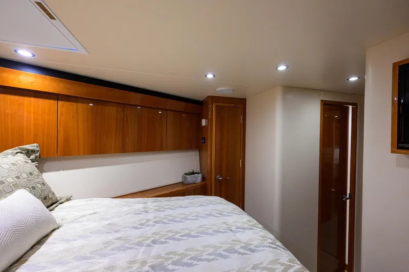 Sea Nyle Yacht Photos Pics Hatteras 54 Sea Nyle - Bow Stateroom