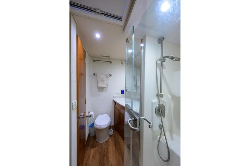 Sea Nyle Yacht Photos Pics Hatteras 54 Sea Nyle - Guest Head