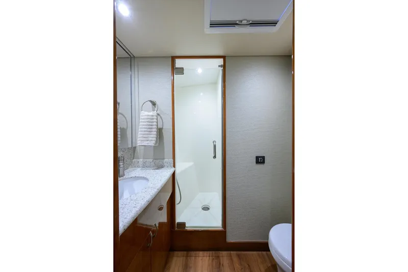 Sea Nyle Yacht Photos Pics Hatteras 54 Sea Nyle - Master Ensuite Head