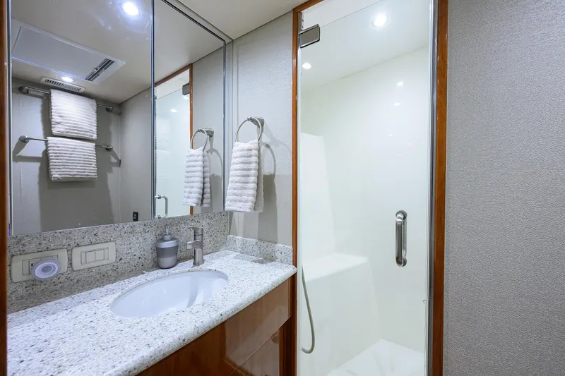 Sea Nyle Yacht Photos Pics Hatteras 54 Master Ensuite Head